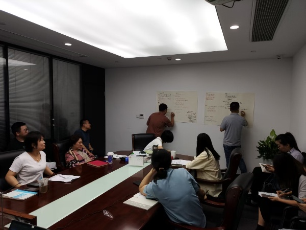 Hongchang Paper team participating in foreign trade sales training to expand international B2B sales capability.
